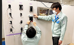 壁に取り付けたインターホン機器の配線を学ぶ研修