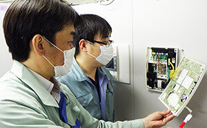 インターホン機器の部品を確認しながら学ぶ研修