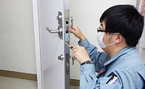 扉の電気錠の取り付けを学ぶ実習